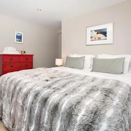 3 Bedrooms, Whole Floor, New Kitchen, Town Centre Apartment *
