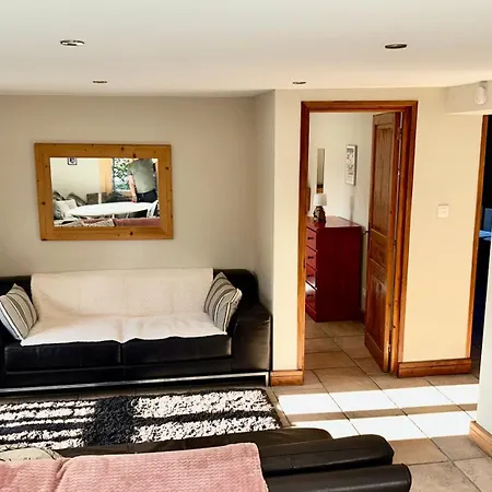 Apartment 3 Bedrooms, Whole Floor, New Kitchen, Town Centre *