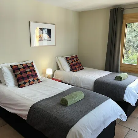 3 Bedrooms, Whole Floor, New Kitchen, Town Centre Apartment