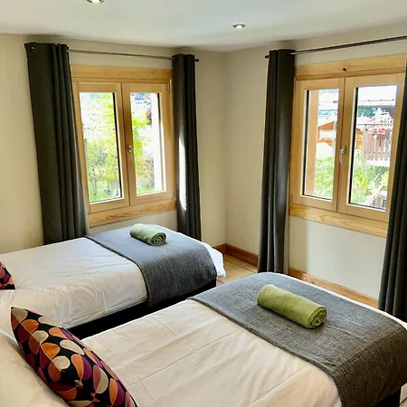 3 Bedrooms, Whole Floor, New Kitchen, Town Centre Apartment *