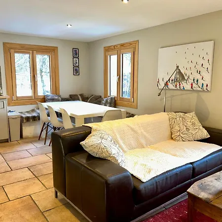 3 Bedrooms, Whole Floor, New Kitchen, Town Centre Apartment