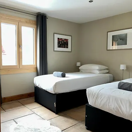 Apartment 3 Bedrooms, Whole Floor, New Kitchen, Town Centre